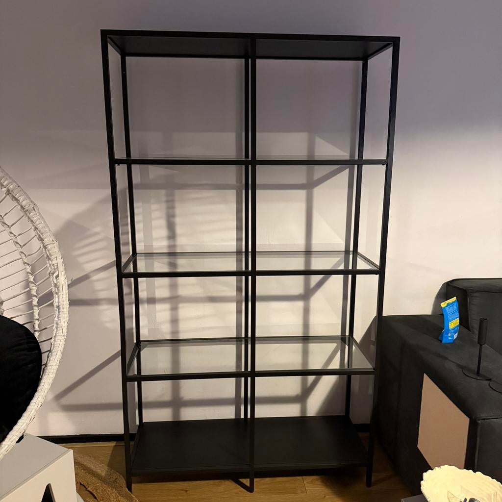 Zwarte glazen kast, Huis en Inrichting, Kasten | Stellingkasten, Ophalen, Zo goed als nieuw