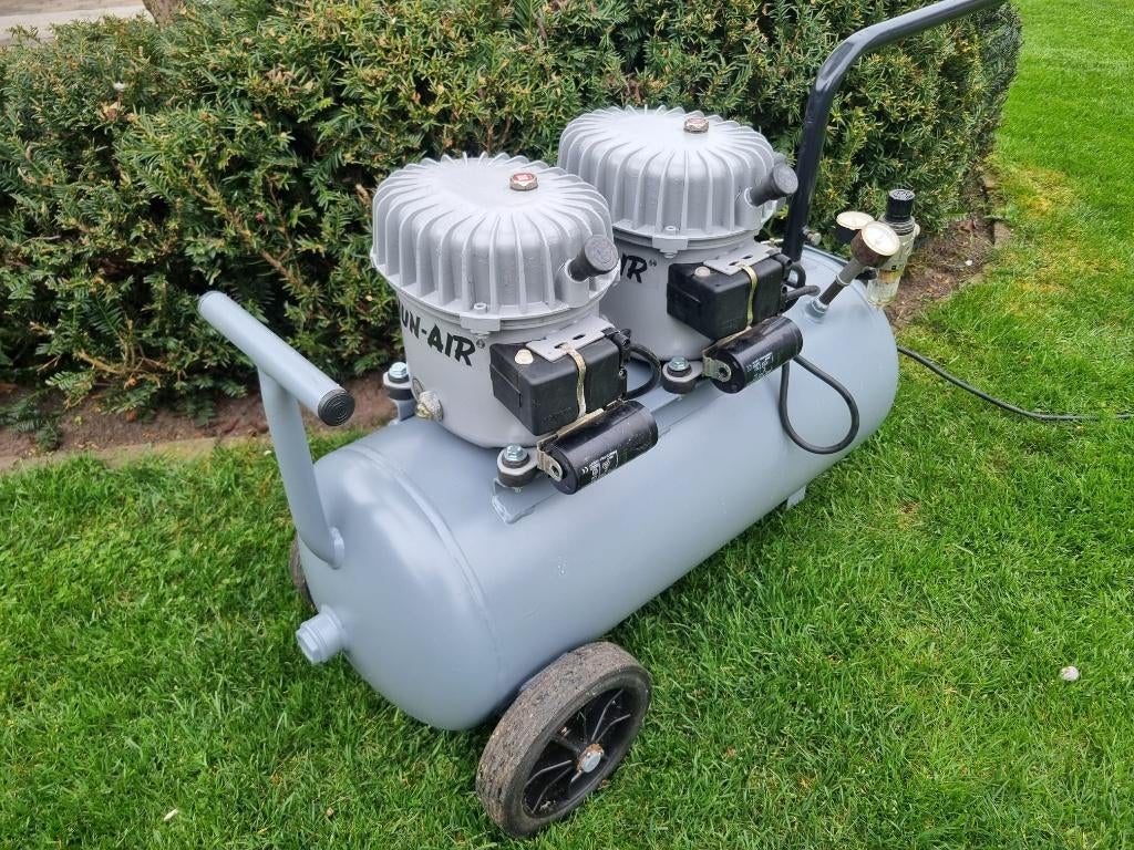 Jun-air 2 cilinder compressor, fluisterstil model 12-50, Doe-het-zelf en Verbouw, Compressors, Ophalen, Gebruikt, 6 tot 10 bar