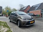 Toyota Aygo 5 deurs. Nieuwe APK. NAP. Dealer onderhouden., Auto's, Toyota, Stof, Zwart, Bruin, Handgeschakeld