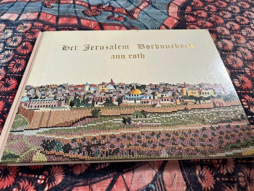 Borduurboek Jerusalem Ann Roth - Unieke patronen, Hobby en Vrije tijd, Ophalen of Verzenden, Gebruikt, Handborduren, Patroon