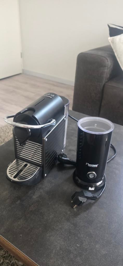 Krups Nespresso Essenza Mini met Bestron melkopschuimer, Espresso apparaat, Ophalen of Verzenden, Zo goed als nieuw, 1 kopje