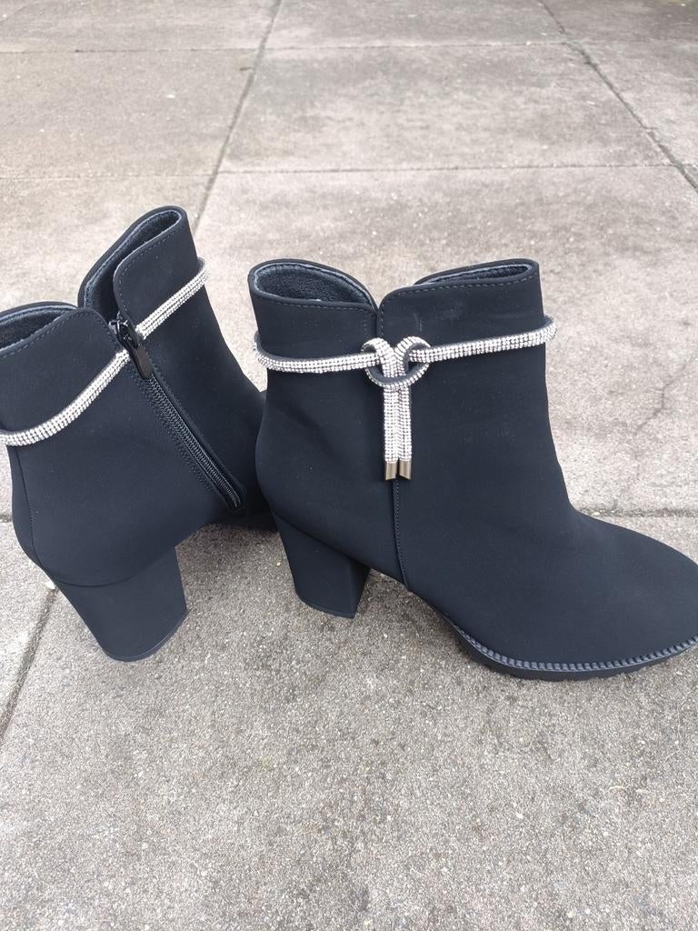 Zwarte enkellaarsjes met hak en strass  maat 41, Kleding | Dames, Zwart, Lage of Enkellaarzen, Nieuw, Ophalen of Verzenden