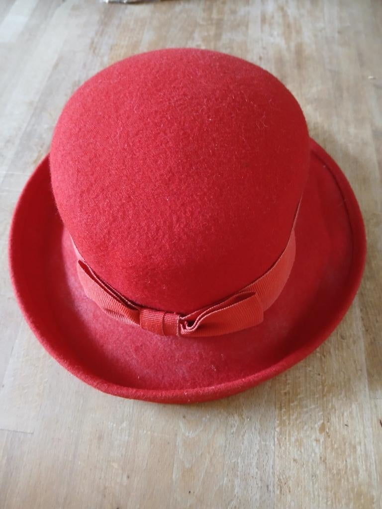 Rode vilten dameshoed, maat 55 cm, Ophalen of Verzenden, Zo goed als nieuw, Hoed