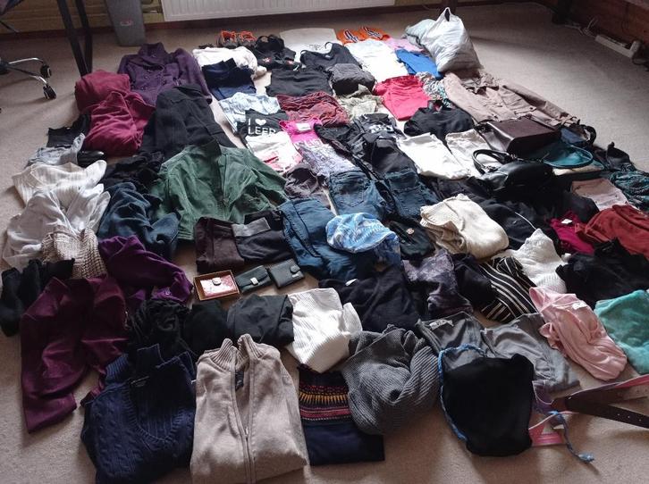 dames kleding pakket zeer nette staat meer dan 100 stuks, Diversen, Rommelmarktspullen, Zo goed als nieuw, Ophalen