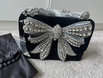 Nieuwe zwarte tas van Kurt Geiger met zilveren strik beschikbaar voor biedingen