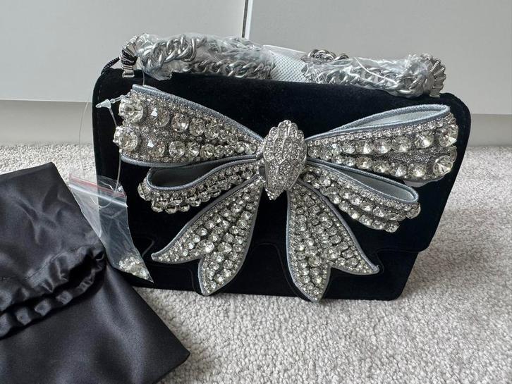 Nieuwe zwarte tas van Kurt Geiger met zilveren strik, Sieraden, Tassen en Uiterlijk, Tassen | Damestassen, Nieuw, Overige typen