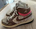 Nike WMNS Court Force Hi Premium "Bambi" (maat 38,5), Nike, Gedragen, Ophalen of Verzenden, Bruin