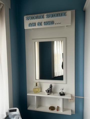 Spiegel met omlijsting beschikbaar voor biedingen