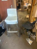 Set van 4 witte barkrukken en de draai stoel, Ophalen, Kunststof, Gebruikt, 60 tot 90 cm