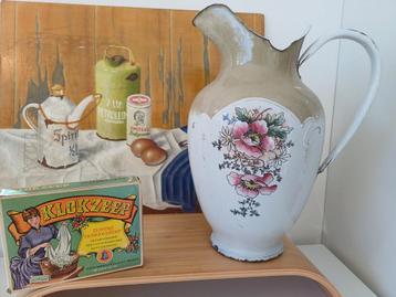 Antieke Emaille Vaas met Bloemen beschikbaar voor biedingen
