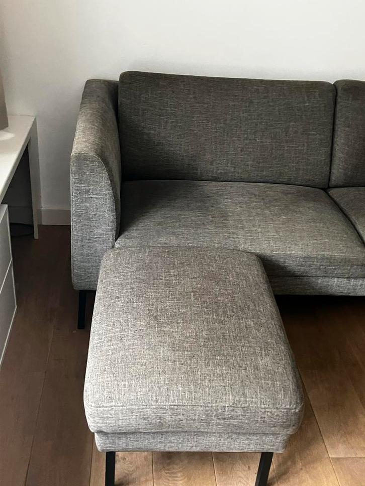 Mooie grijze bank met hocker | 3-zits bank, Huis en Inrichting, Banken | Bankstellen, Gebruikt, Rechte bank, Vierpersoons of meer