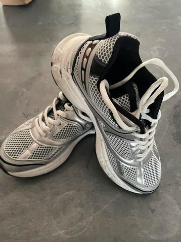 Sportieve sneaker beschikbaar voor biedingen