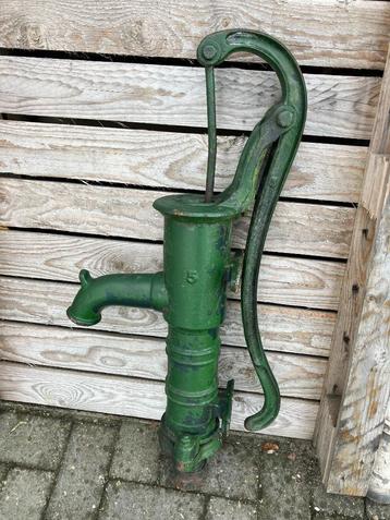 Grote antieke gietijzeren zwengelpomp / handpomp (nr.5) 85cm beschikbaar voor biedingen