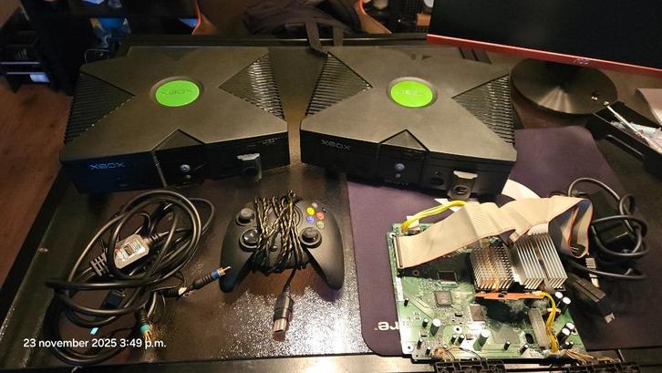 2x XBOX Original + reserve onderdelen, Spelcomputers en Games, Spelcomputers | Xbox Original, Gebruikt, Met 1 controller, Ophalen of Verzenden