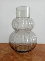 mooie glazen ribbelvaas rond grijs, Overige kleuren, Ophalen of Verzenden, Minder dan 50 cm, Glas