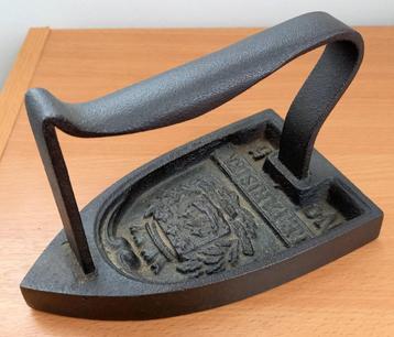 Antieke Strijkbout Le Parisien No. 5 Strijkijzer wapenschild beschikbaar voor biedingen