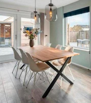 Eikenhouten eettafel met zwart metalen X poten beschikbaar voor biedingen