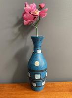 1956 D 43 Blauwe ILKRA vaas zwart gespikkeld wit vlak, Gebruikt, Blauw, Aardewerk of Porselein, Ophalen of Verzenden