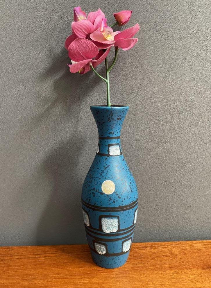 1956 D43 Blauwe ILKRA vaas zwart gespikkeld wit vlak, Huis en Inrichting, Woonaccessoires | Vazen, Gebruikt, Blauw, Minder dan 50 cm