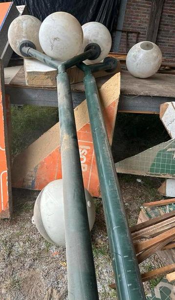 Dubbele Lantaarnpaal met Bollen beschikbaar voor biedingen