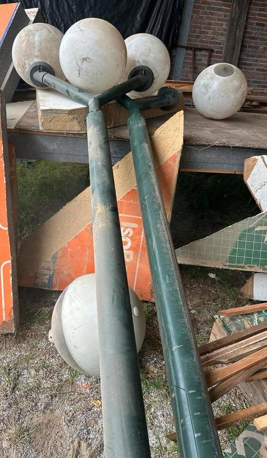Dubbele Lantaarnpaal met Bollen, Tuin en Terras, Buitenverlichting, Gebruikt, Staande lamp, IJzer, Netvoeding, Waterbestendig