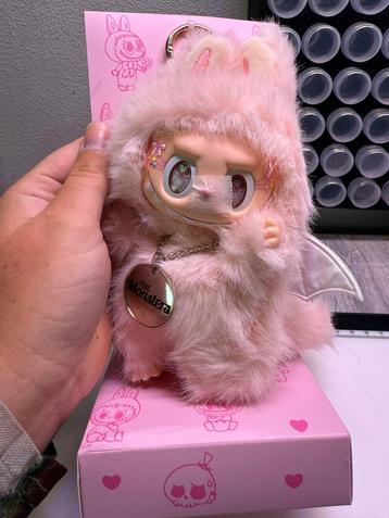 Labubu te koop speciale roze met witte vleugels beschikbaar voor biedingen