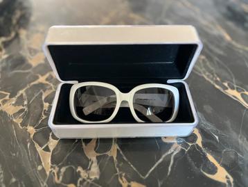 Originele DKNY vintage witte zonnebril dames met doos beschikbaar voor biedingen