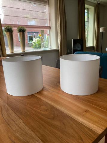 Twee gebroken witte lampenkapjes (nieuw) beschikbaar voor biedingen