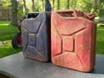 2 Jerry cans, rood uit 1944 en blauw uit 1949 van metaal, Ophalen of Verzenden, Gebruikt