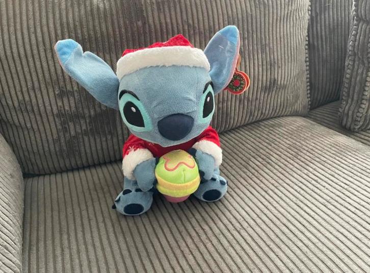 Nieuw! Disneyland Paris kerst knuffel Stitch met cup cake, Kinderen en Baby's, Speelgoed | Knuffels en Pluche, Zo goed als nieuw