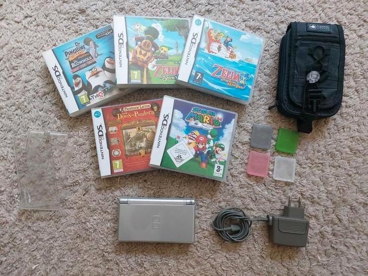 Nintendo DS Lite Zilver + 5 Games, Spelcomputers en Games, Spelcomputers | Nintendo DS, Gebruikt, DS Lite, Zilver, Met games, Met beschermhoes of tas