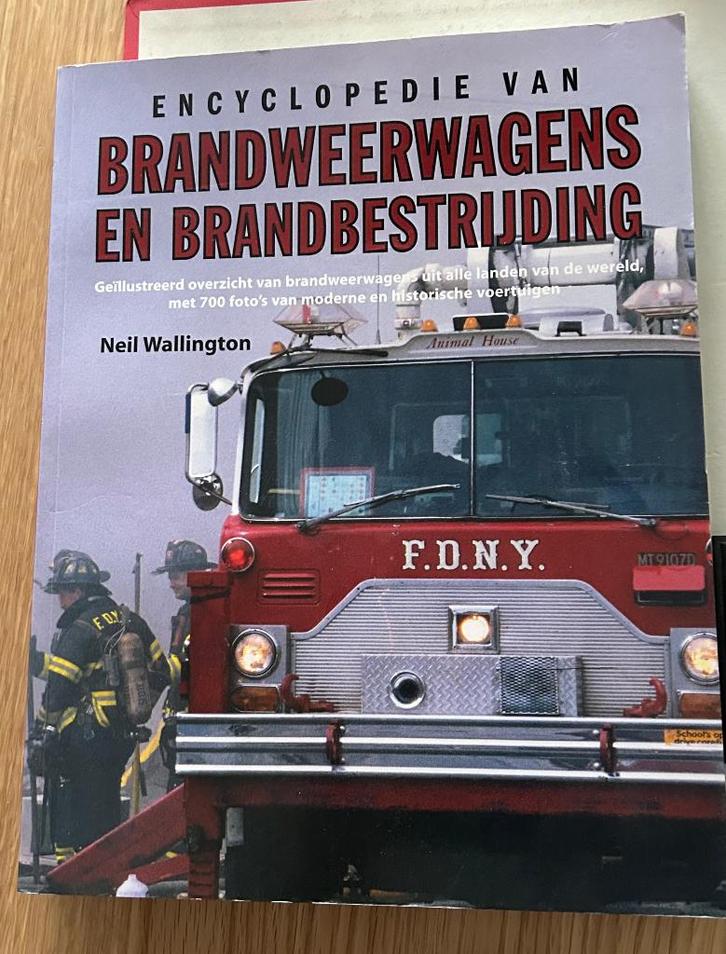 Brandweer encyclopedie +mappen geschied. brandweerauto’s, Verzamelen, Overige Verzamelen, Gebruikt, Ophalen