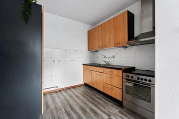 Keuken (opknapper) met oven en afzuigschouw beschikbaar voor biedingen