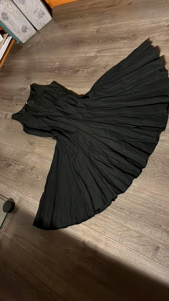 Feestelijke lange zwarte jurk, Kleding | Dames, Jurken, Zo goed als nieuw, Maat 42/44 (L), Paars, Onder de knie, Ophalen