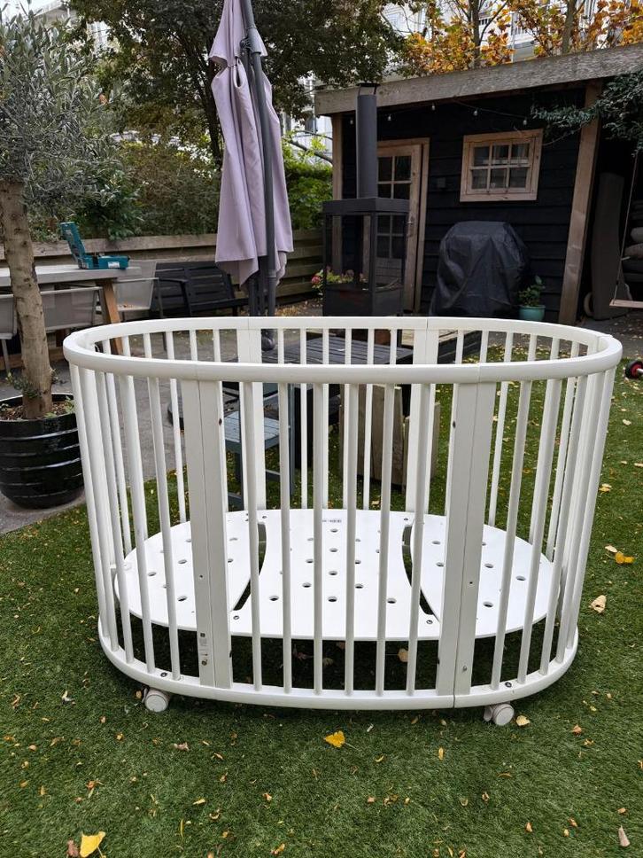 Stokke Sleepi V2 – Mini + Bed | Compleet met matrassen, Kinderen en Baby's, Babywiegjes en Ledikanten, Gebruikt, Ledikant, Ophalen