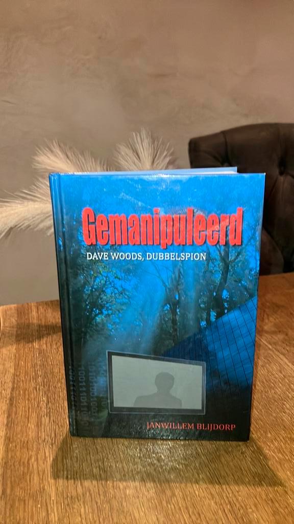 Janwillem Blijdorp - Gemanipuleerd Dave Woods Deel 2, Boeken, Kinderboeken | Jeugd | 13 jaar en ouder, Zo goed als nieuw, Ophalen of Verzenden
