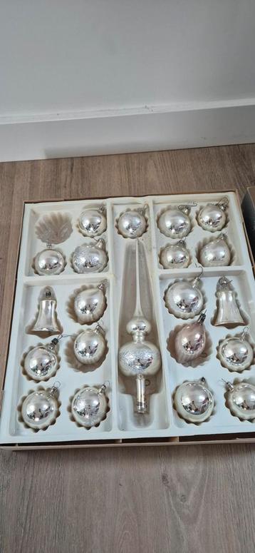 Set met 20 vintage kerstballen en piek beschikbaar voor biedingen