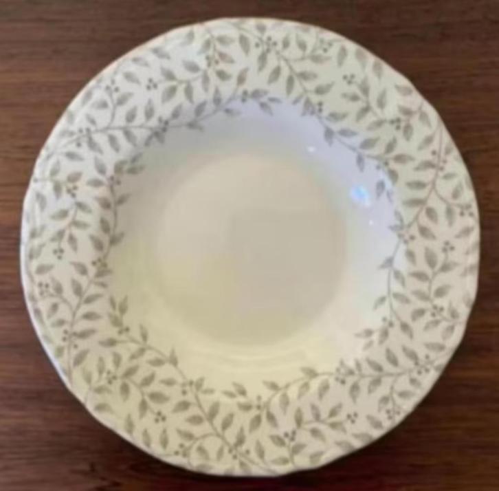 Schaal bloemetjes blaadjes rand; Clayton, soepbord diep bord, Huis en Inrichting, Keuken | Servies, Zo goed als nieuw, Bord(en)