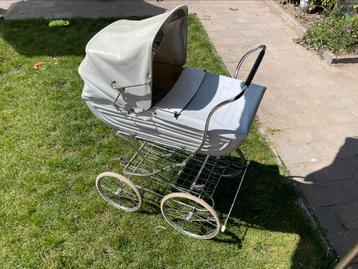 Klassieke kinderwagen beschikbaar voor biedingen