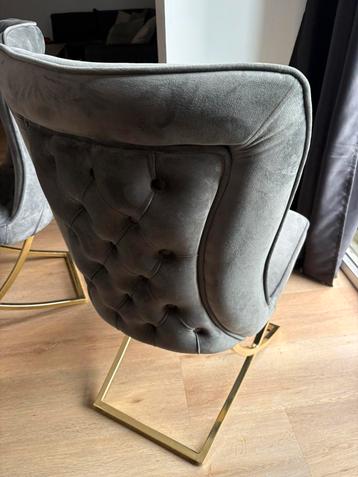 Gratis stoelen beschikbaar voor biedingen