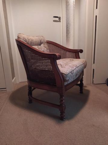 Rotan Fauteuil met Bloemmotief Kussens beschikbaar voor biedingen