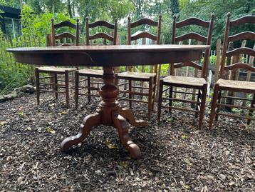 Nostalgische ovalen houten tafel met stoelen beschikbaar voor biedingen