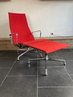 Vitra Eames EA 124 fauteuil met EA 125 hocker , rood hopsak, Huis en Inrichting, Vitra, Minder dan 75 cm, Design, Ophalen of Verzenden