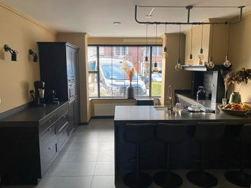 Stijlvolle Eilandkeuken met Granieten Blad beschikbaar voor biedingen