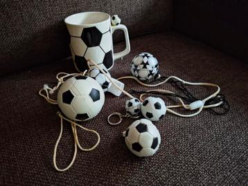 Voetbal thema spullen, beker en ballen beschikbaar voor biedingen
