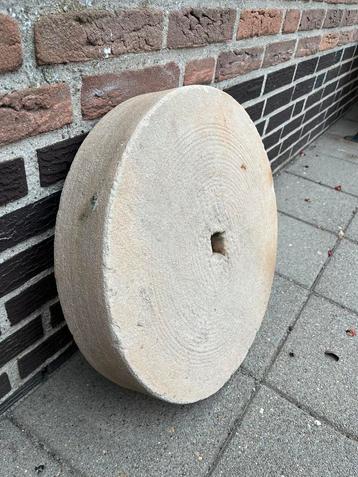 Oude molensteen diameter 47 cm dikte 8,5 cm beschikbaar voor biedingen