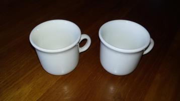 2 witte mokjes met een grijs randje  beschikbaar voor biedingen