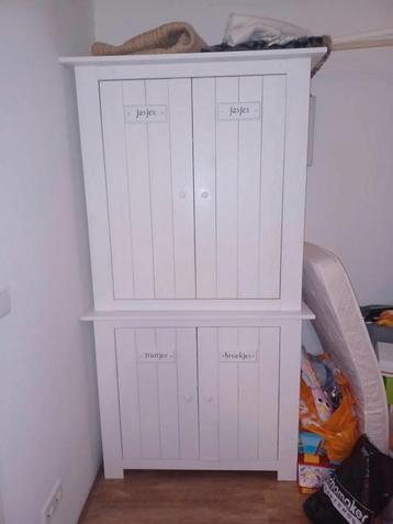 Prachtige white wash/wit kledingkast beschikbaar voor biedingen