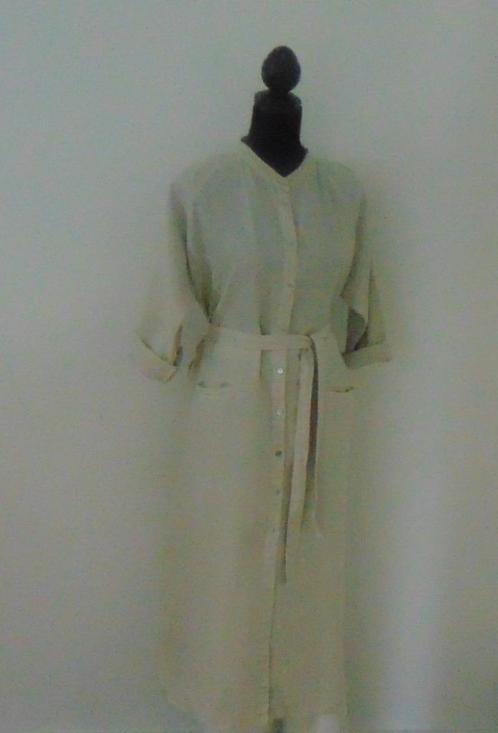 jurk van Penn & Ink maat XL, Kleding | Dames, Jurken, Zo goed als nieuw, Maat 42/44 (L), Beige, Onder de knie, Ophalen of Verzenden