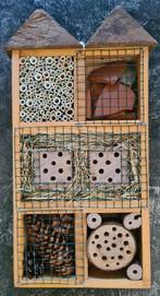 Insectenhotel, bijenhotel. Type "dubbeldaks". Nieuw, Tuin en Terras, Tuinwanddecoratie, Ophalen of Verzenden, Zo goed als nieuw